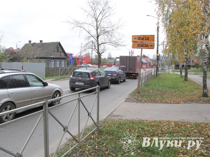 В Великих Луках неизвестный водитель, попав в ДТП, бросил автомобиль и скрылся (ФОТО)