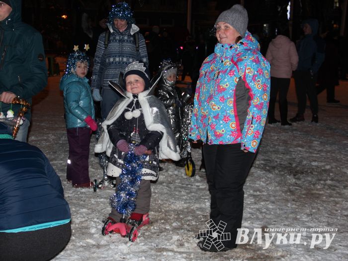 В Великих Луках зажглась новогодная ёлка (ФОТО)