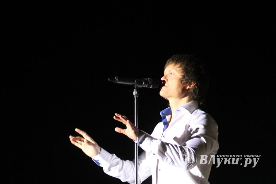 В Великих Луках состоялся концерт Артура (фото)