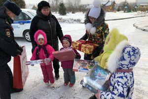 В Великих Луках полицейские превратились в зимних волшебников (ФОТО)