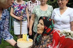 Сотрудники УПФР поздравили жительницу Дновского района со 100-летним юбилеем (ФОТО)