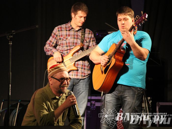 В Великих Луках прошел фестиваль живой музыки «Ставим на аватарках небо» (фото)