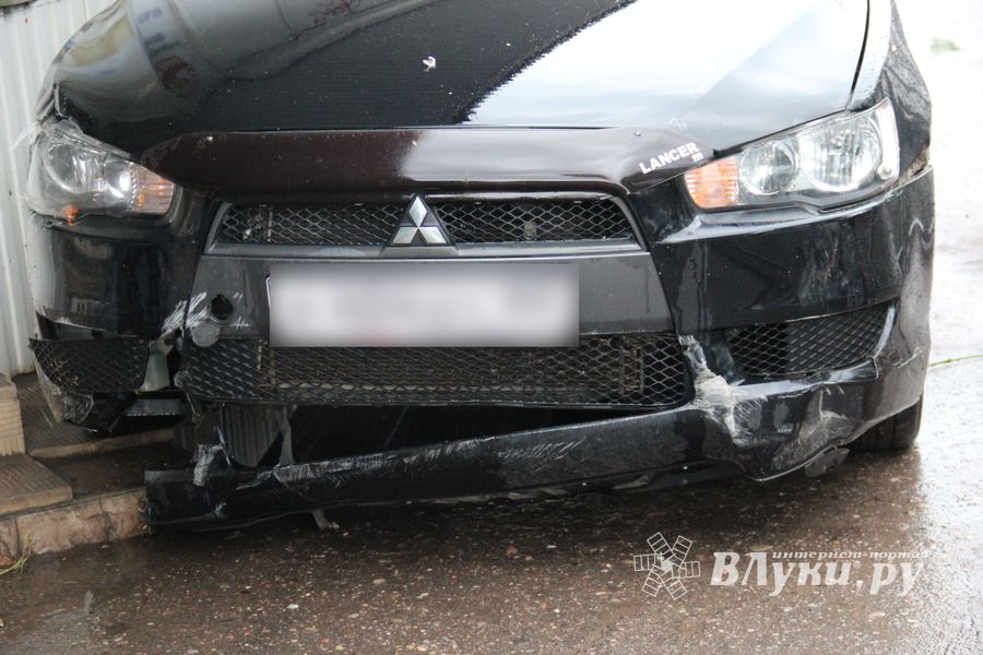 В Великих Луках автомобиль протаранил ограждение и «припарковался» на остановке (ФОТО)