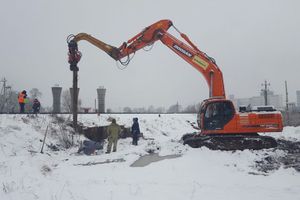 В Великих Луках продолжается строительство автодорожного путепровода с применением технологии зимнего бетонирования (ФОТО)