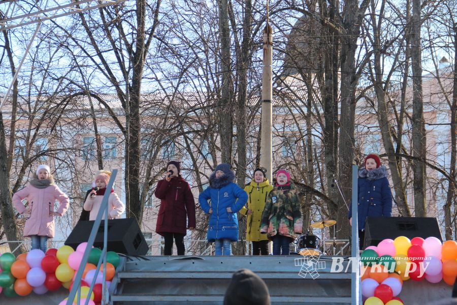 В Великих Луках широко отметили Масленицу (ФОТО)