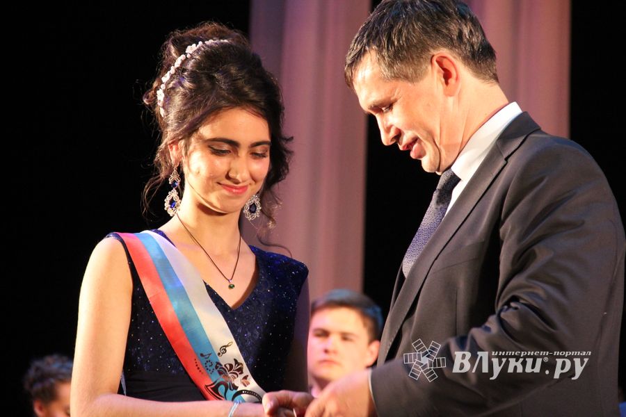 В Великих Луках выпускникам вручили медали «За особые успехи в учении» (ФОТО)