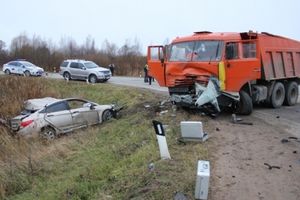 В Пскове водитель «КАМАЗа» не пропустил автомобиль «Хёндай», 2 человека погибли (фото)