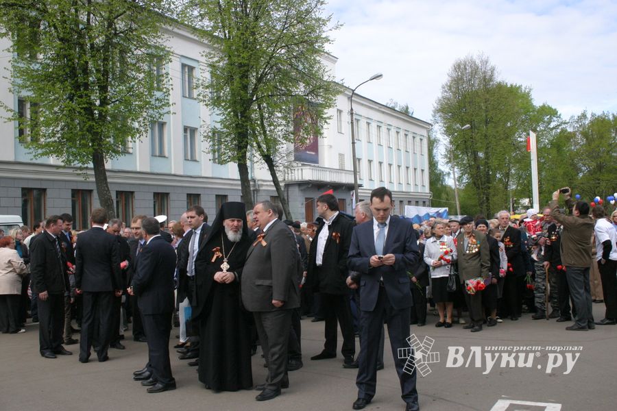 В Великих Луках прошел Военный парад
