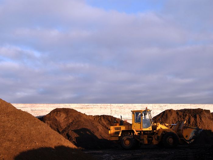 Разработка и добыча торфа ведется на месторождении «Гальский мох» с применением современной специальной техники.