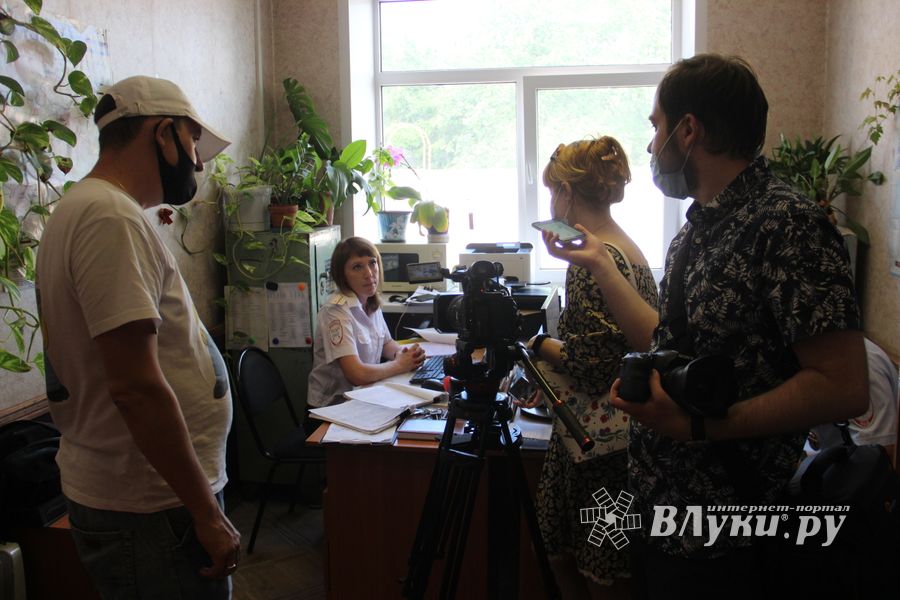 Сотрудников великолукского отдела ГИБДД поздравили с праздником (ФОТО)