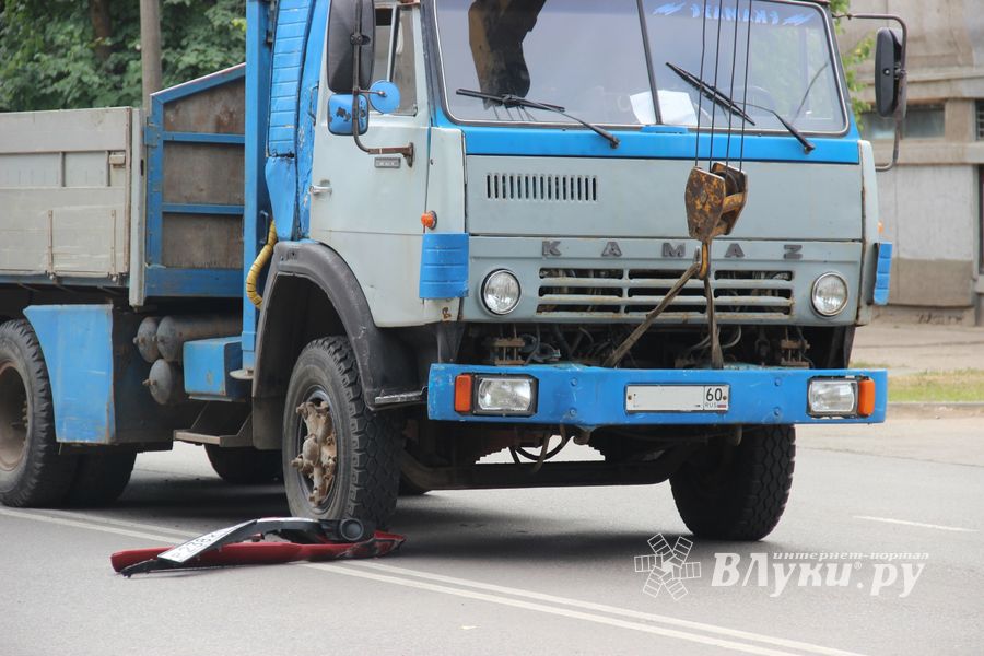 Легковушка и КамАЗ столкнулись в Великих Луках (ФОТО)
