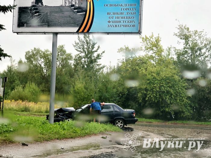 В Великих Луках столкнулись легковушка и ЗИЛ (ФОТО)