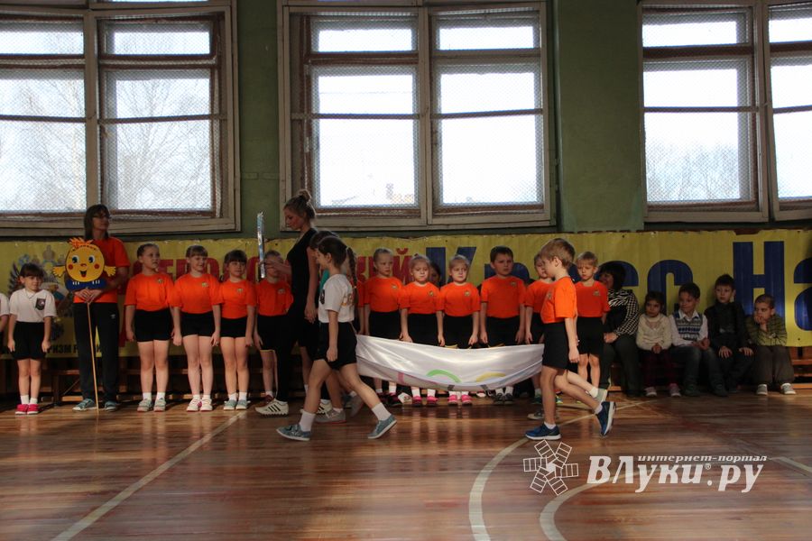 В Великих Луках стартовали спортивные соревнования среди дошколят «Юные олимпионики»