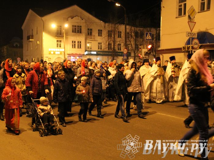 Крестным ходом встредили великолучане светлый праздник Пасхи
