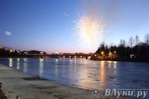 День защитника отечества в Великих Луках отметили памятным митингом и салютом