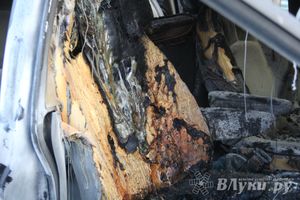 В Великих Луках подожгли автомобиль (фото)