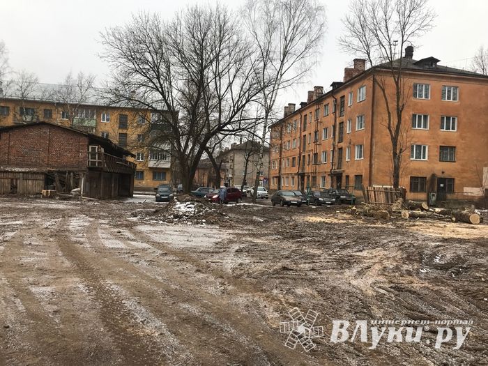 В Великих Луках приводят в порядок территорию Хирургического корпуса больницы (ФОТО)