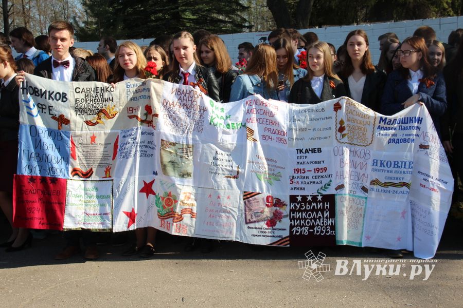 Ученики лицея №11 возложили цветы к могилам Братского кладбища (ФОТО)