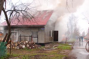 В Великих Луках на ул. Ползунова горит дом (ФОТО)