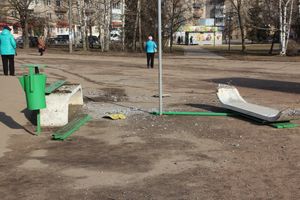 В Великих Луках водитель сбил на остановке женщину и ребенка (ФОТО)