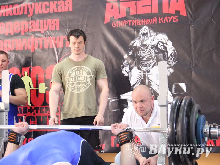 В Великих Луках прошел открытый городской турнир по пауэрлифтингу (фото)