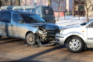 Лобовое столкновение на пр-те Гагарина в Великих Луках (ФОТО)