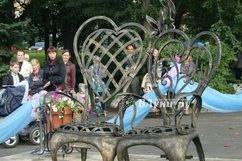 Торжественное открытие парковой скульптуры «Кресло влюбленных»