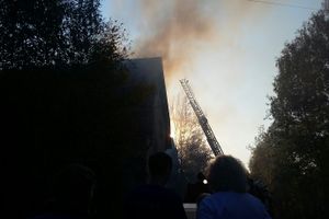 Фотофакт: в Великих Луках горит заброшенное здание