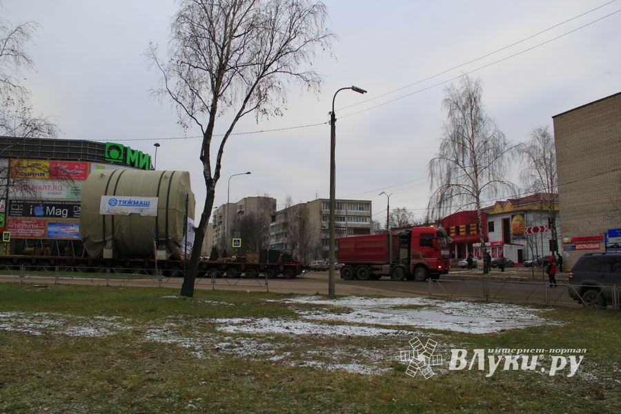 Негабаритный автопоезд вновь следует по улицам Великих Лук