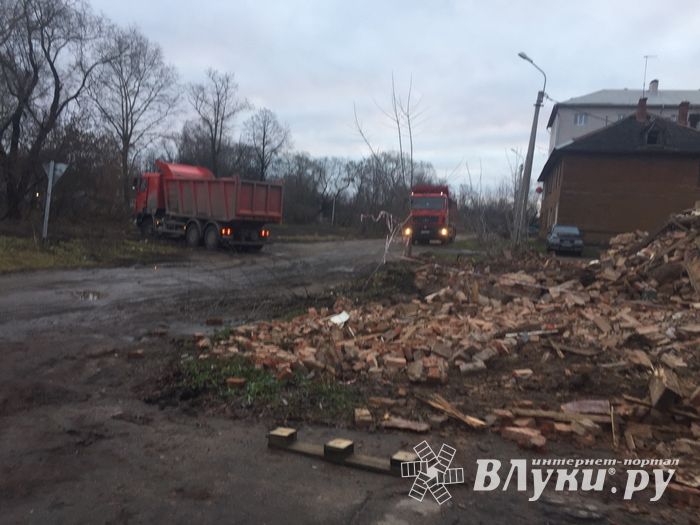 На ул. Ставского сносят дом (ФОТО)