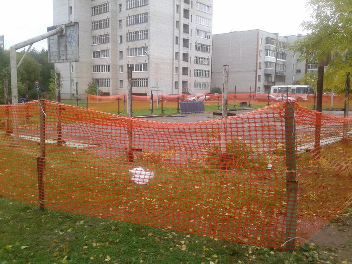 В Великих Луках начались работы по демонтажу старой спортивной площадки на ул. Рабочей (ФОТО)