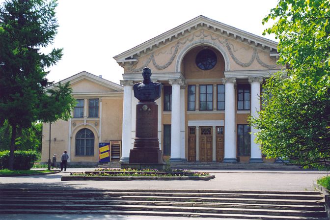 Бюст К.К.Рокоссовского на фоне Великолукского драматического театра