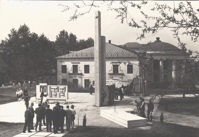 Открытие памятника погибшим заводчанам ВПВЗ. 1975 год.