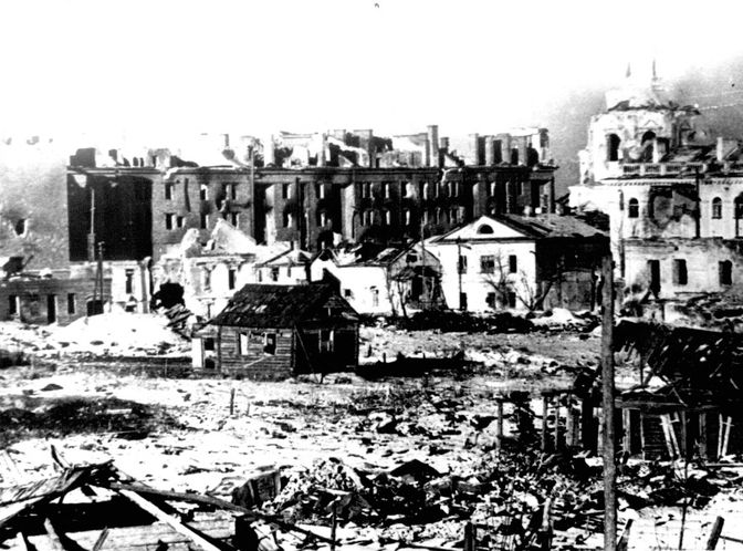 Вид на ул. К. Либкнехта, Вознесенскую церковь и дом на ул. Некрасова 1943