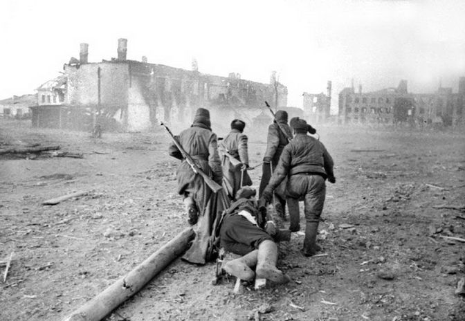 Эвакуация раненого бойца с поля боя. Район Великих Лук, 1943 г.