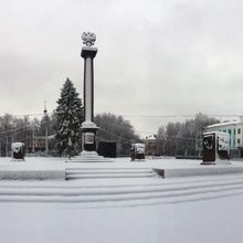 Вид на площадь Ленина и стелу «Город воинской славы»