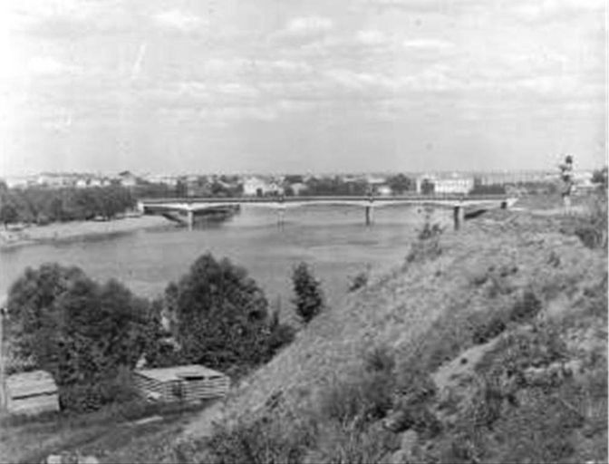 Вид с крепостного вала на новый мост через реку Ловать. 1967 год.