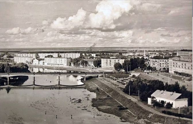 Вид на реку Ловать и центральный мост. 1974 год