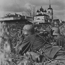 Два немецких солдата на фоне Воскресенского собора