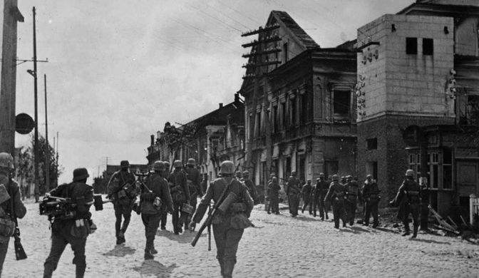 Немецкие солдаты на улице К. Либкнехта. 12–15 сентября 1941 года.