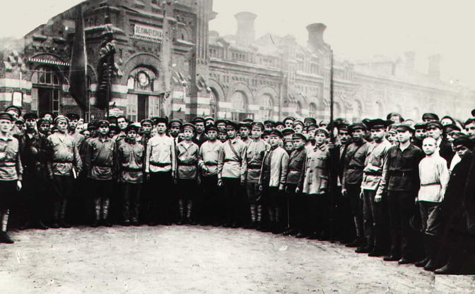 Станция Великие Луки, отряд железнодорожников перед отправкой на фронт. 1919 год