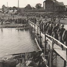 Немецкие оккупанты переходят по мостику реку Ловать