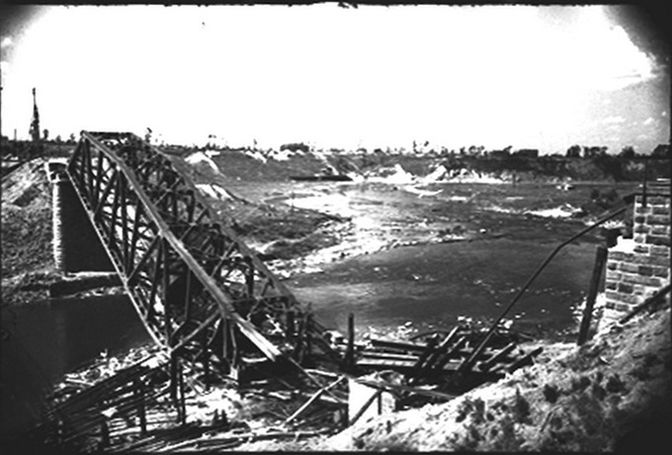 Взорванный железнодорожный мост через реку Ловать