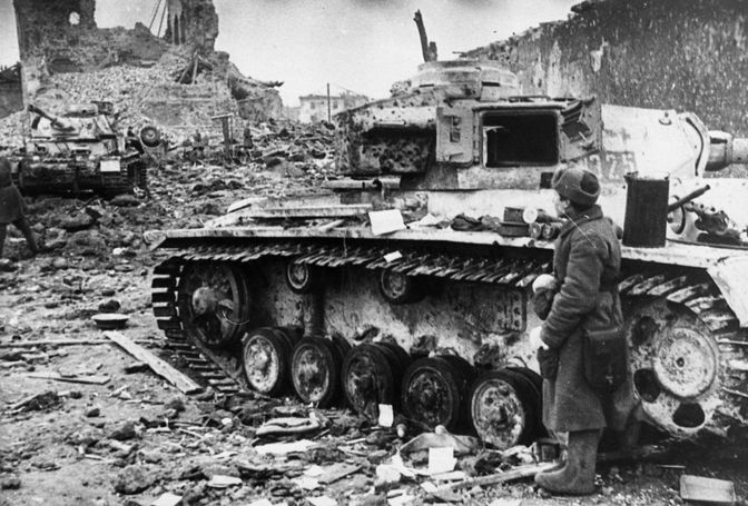 Советские солдаты осматривают немецкие танки, брошенные в районе Великих Лук [1]
