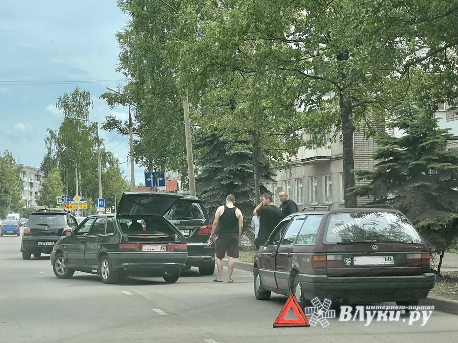Великие Луки : На пр-те Гагарина произошло ДТП