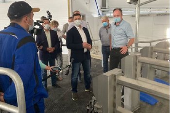 Ведерников оценил новую молочную ферму в Насве