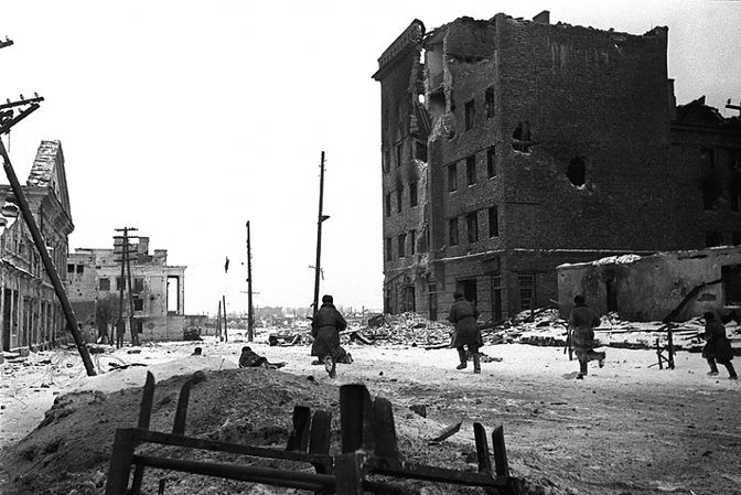 Советские воины ведут бой в городе Великие Луки
