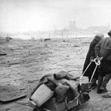 Жители возвращаются в родной город. 1943 год. Фото В. Гребнева.