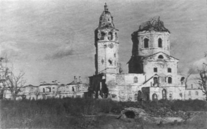 Разбитая Пятницкая церковь и школа им. Тимирязева. 1943 год.