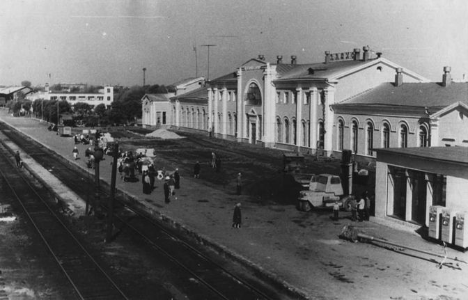 Вокзал станции Великие Луки. Западная сторона.1975 год.